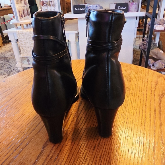 Blondo Waterproof Elegant Black Ankle Boots Made In Canada - Picture 4 of 6